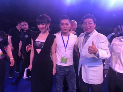 美女扒开尿口让人舔